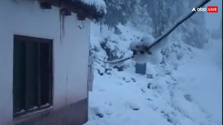 कश्मीर के कई हिस्सों में भी शुक्रवार को ताजा बर्फबारी हुई है. वहीं श्रीनगर में इस मौसम की पहली बर्फबारी हुई है. भारी बर्फबारी की वजह से श्रीनगर-जम्मू राष्ट्रीय राजमार्ग बंद कर दिया गया है, जबकि श्रीनगर एयरपोर्ट से 20 से अधिक उड़ानें रद्द की गई है. वहीं यात्रियों को अपडेट के लिए अपनी-अपनी एयरलाइंस से संपर्क करने की सलाह दी है.