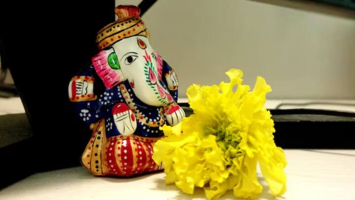 વિદ્યાર્થીઓના સ્ટડી ટેબલ પર નાના કદની ભગવાન ગણેશ અથવા દેવી સરસ્વતીની પ્રતિમા રાખી શકાય છે. તેનાથી વિદ્યા અને બુદ્ધિનો વિકાસ થાય છે. આ ઉપરાંત, ટેબલ પર તાંબાનો પિરામિડ રાખવાથી નકારાત્મક ઊર્જા દૂર થાય છે અને વાતાવરણ સકારાત્મક બને છે.