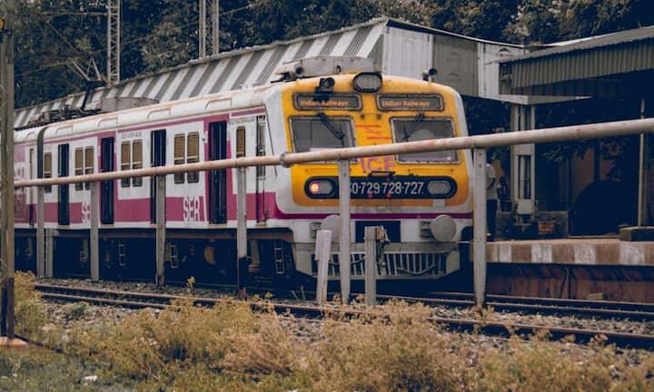 आपके द्वारा किए गए टीडीआर अनुरोध की रेलवे विभाग द्वारा जाँच की जाएगी। यदि सिस्टम में ट्रेन 3 घंटे से अधिक विलंबित दिखाई देती है और आपने यात्रा नहीं की है, तो टिकट की पूरी राशि स्वीकृत कर दी जाएगी। यह राशि उसी बैंक खाते में जमा की जाएगी जिससे आपने टिकट बुक करते समय भुगतान किया था। इस प्रक्रिया में आमतौर पर कुछ दिन लग सकते हैं।