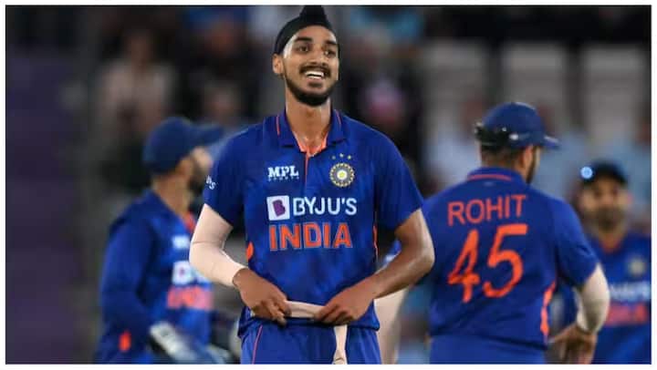 भारतीय वेगवान गोलंदाजीचे नेतृत्व करताना, अर्शदीपने सामन्याच्या पहिल्याच ओव्हरमध्ये न्यूझीलंडला 18 धावा दिल्या.