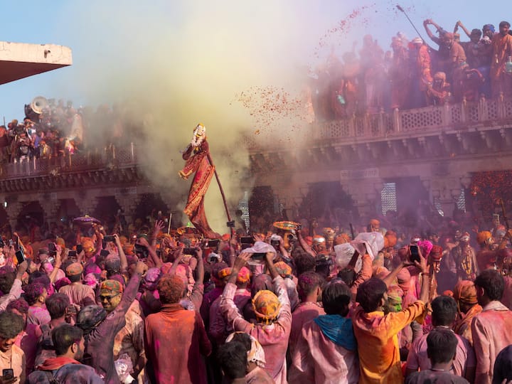 এই ৪০ দিনের দোলযাত্রা শুরুই হয় বসন্তের আগমনে। প্রকৃতির ধীরে ধীরে বিকাশের সঙ্গে সঙ্গে ব্রজের লোকেরা গান, নাচ, রং এবং বিভিন্ন অনুষ্ঠানের মাধ্যমে এই ঋতুর আগমনকে উদযাপন করেন।
