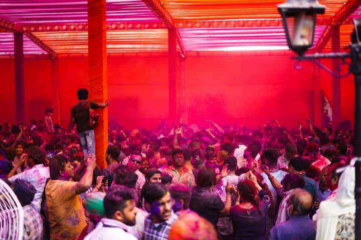 বসন্ত পঞ্চমীর দিনই ৪০ দিনের দোলযাত্রার শুরু হয় ব্রজে। বিভিন্ন জায়গায় দোলের জন্য বাঁশ পোঁতা হয়।