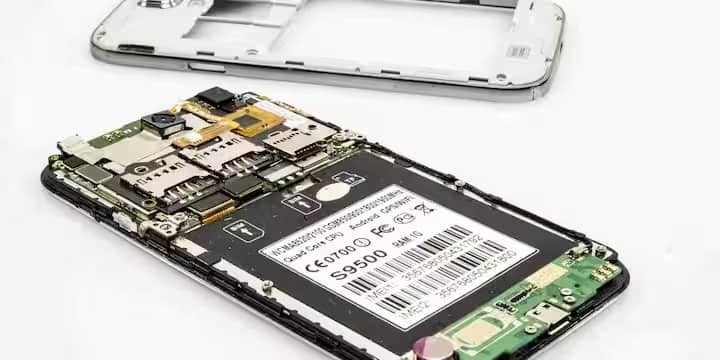 समय के साथ, फ़ोन की गति धीमी होना लगभग तय है। हम हर दिन अपने फ़ोन में अनगिनत फ़ोटो, वीडियो, ऐप्स और फ़ाइलें सेव करते हैं। यह सारा डेटा धीरे-धीरे फ़ोन पर भार बढ़ाता है, जिससे लैग, धीमा टच रिस्पॉन्स और ऐप्स के लोड होने में देरी जैसी समस्याएं उत्पन्न होती हैं। यही कारण है कि कई लोग इन समस्याओं को ठीक करने के लिए फ़ैक्टरी रीसेट का सहारा लेते हैं।