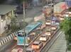 पुणे मुंबई महामार्गावर मोठी वाहतूक कोंडी, वाहनांच्या लांबच लांब रांगा