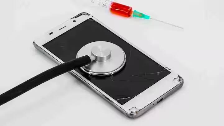 हालांकि, कुछ ऐसी स्थितियां होती हैं जहां फ़ैक्टरी रीसेट करना उचित और आवश्यक माना जाता है। उदाहरण के लिए, जब आप अपना फ़ोन बेच रहे हों या अपने पुराने फ़ोन को नए फ़ोन से बदल रहे हों। ऐसी स्थितियों में, यह सुनिश्चित करने के लिए फ़ैक्टरी रीसेट बहुत महत्वपूर्ण है कि आपकी व्यक्तिगत जानकारी दूसरों तक न पहुंचे।