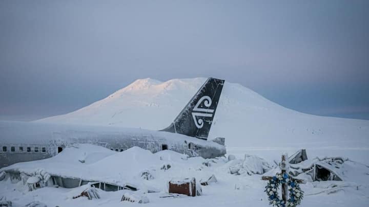 Air New Zealand-এর Flight TE901 আছড়ে পড়ে আন্টার্কটিকার সবচেয়ে উচ্চতম, সক্রিয় আগ্নেয়াগিরি মাউন্ট এরেবাসের উপর আছড়ে পড়ে। Flight TE901 বিমানটি পর্যটনের জন্য ব্যবহৃত হতো। দুর্ঘটনার দু’বছর আগে থেকে পরিষেবা শুরু হয়।