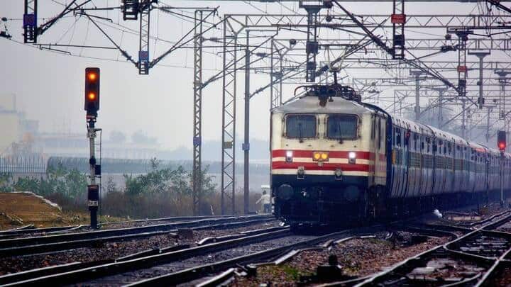 भारतीय रेलवे के टिकट वापसी नियमों के अनुसार, '3 घंटे का नियम' नामक एक विशेष प्रावधान है। यदि आपकी ट्रेन निर्धारित प्रस्थान समय से 3 घंटे या उससे अधिक विलंबित है, तो यात्री को टिकट का पूरा रिफंड मिल सकता है। यह नियम जनरल, स्लीपर, थर्ड एसी, सेकंड एसी और फर्स्ट एसी सहित सभी श्रेणियों पर समान रूप से लागू होता है।