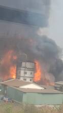 Navi Mumbai Mahape Fire News : नवी मुंबईत अग्नितांडव! आकाशात आगीच्या भल्यामोठ्या ज्वाळा, महापे एमआयडीसीतील कंपनीत लागली आग
