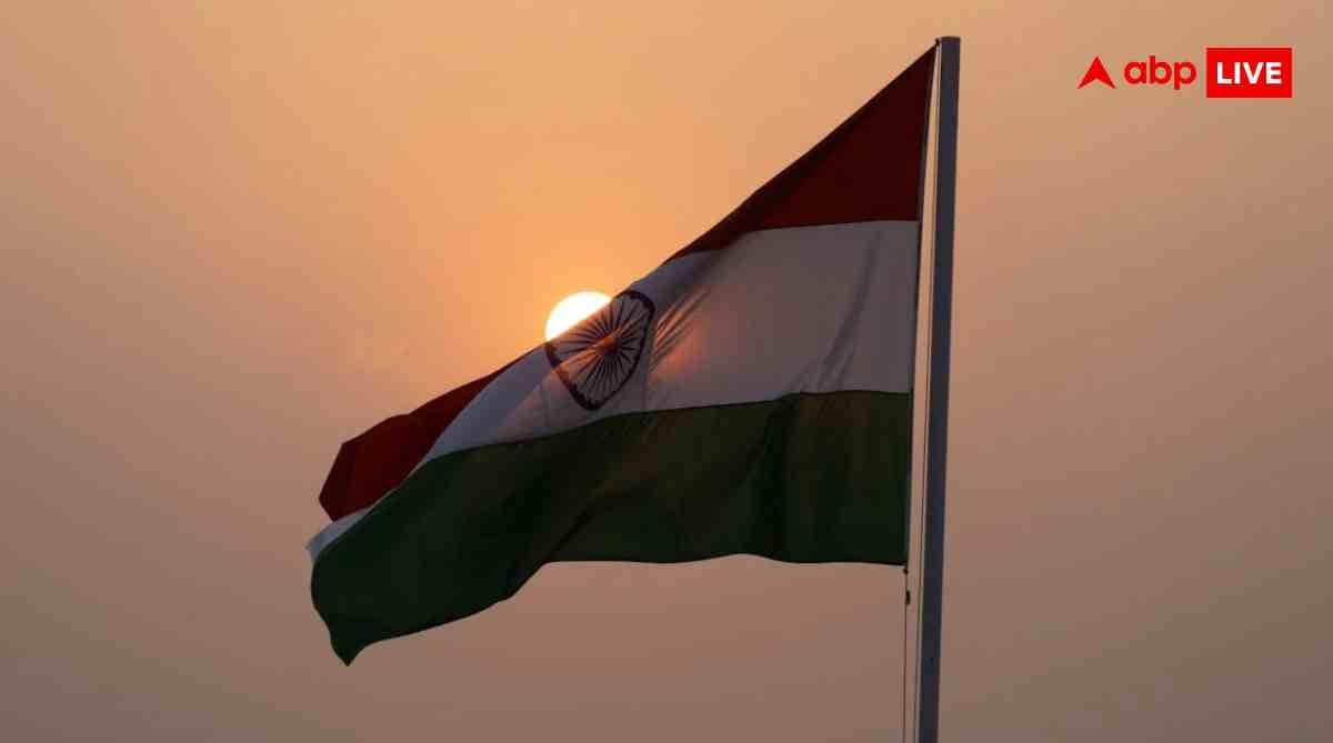 Happy Republic Day 2026: गणतंत्र दिवस के बेस्ट व्हाट्सएप स्टेटस, कोट्स और शायरी यहां देखें