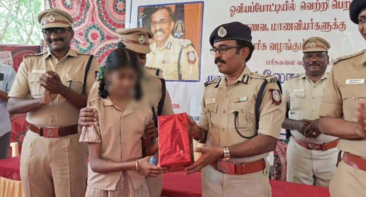 போக்குவரத்து விழிப்புணர்வு ஓவிய போட்டியில் சோர்ந்த மாணவிக்கு ஆறுதல் அளித்த காவல் ஆணையர்.. நெகிழ்ச்சியான சம்பவம் !