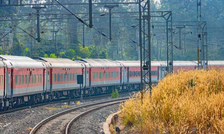 हालांकि, यहां एक महत्वपूर्ण शर्त याद रखना बेहद जरूरी है। आपको रिफंड तभी मिलेगा जब आप उस ट्रेन में यात्रा न करें। अगर ट्रेन 3 घंटे लेट हो जाती है और फिर भी आप उसमें यात्रा करते हैं, तो आपको कोई रिफंड नहीं मिलेगा। यानी, पैसे वापस पाने के लिए आपको यात्रा रद्द करनी होगी।