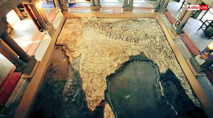काशी- काशी नगरी में भारत माता मंदिर है. यहां गर्भगृह में चौकोर मंडप में भारत माता का मकराना के संगमरमर से विशाल चित्र भी बना है. महात्मा गांधी ने सन् 1936 में इस मंदिर का उद्घाटन किया था. यह एकमात्र ऐसा मंदिर है, जहां किसी देवी-देवता की नहीं बल्कि अखंड भारत की मूर्ति की पूजा होती है.