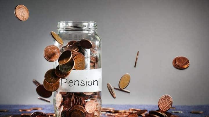 अटल पेंशन योजना केवल पेंशनभोगी तक ही सीमित नहीं है, बल्कि यह पूरे परिवार को आर्थिक सुरक्षा प्रदान करती है। 60 वर्ष की आयु के बाद, लाभार्थी को जीवन भर एक निश्चित पेंशन मिलती है। दुर्भाग्यवश, यदि मूल खाताधारक की मृत्यु हो जाती है, तो वही पेंशन उनके पति या पत्नी (जीवनसाथी) को जीवन भर मिलती रहती है, जो इस योजना की सबसे बड़ी विशेषता है।