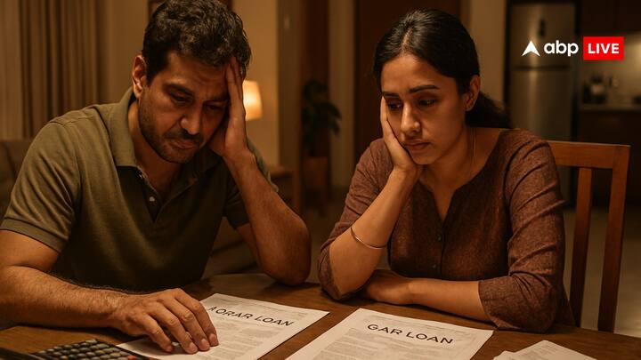 वास्तु शास्त्र के मुताबिक, जीवन में कुछ छोटे-छोटे बदलावों से आप कर्ज की समस्या से छुटकारा पा सकते हैं. इतना ही नहीं आप बेहद आसानी से धन को अपनी तरफ आकर्षित भी कर सकते हैं. वास्तु विशेषज्ञों ने कर्ज से मुक्ति के लिए कुछ उपाय बताए हैं.