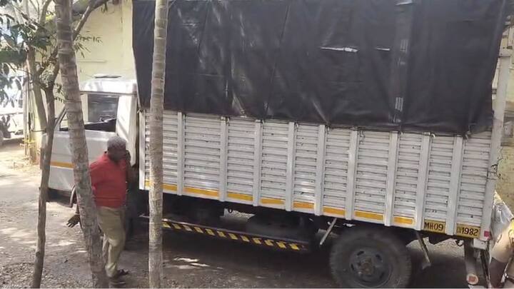 या प्रकरणी करवीर पोलीस ठाण्यात गुन्हा दाखल करण्याची प्रक्रिया सुरू असून, साड्यांचा साठा कुठून आणला गेला, त्यामागे कोणाचा संबंध आहे आणि त्या नेमक्या कुणासाठी होत्या याचा तपास पोलिसांकडून केला जाणार आहे.