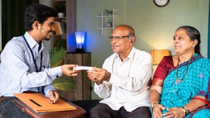 सबसे महत्वपूर्ण बात यह है कि यह योजना पूरी तरह से भारत सरकार द्वारा समर्थित है, इसलिए शेयर बाजार के उतार-चढ़ाव का इस पर कोई असर नहीं पड़ता। आपका निवेश पूरी तरह सुरक्षित रहता है और सरकार द्वारा प्रतिफल की गारंटी दी जाती है। म्यूचुअल फंड या शेयर बाजार के जोखिमों से दूर रहने वालों के लिए यह सबसे अच्छा विकल्प है।