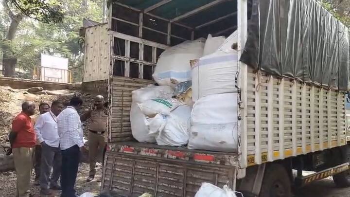 टेम्पोची तपासणी केली असता मोठ्या प्रमाणात साड्यांचा साठा आढळून आला. प्राथमिक अंदाजानुसार या साड्यांची किंमत सुमारे पाच लाख रुपये असल्याचे सांगितले जात आहे.