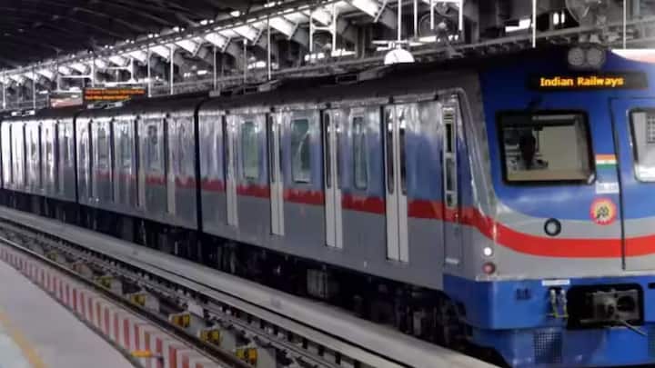 কলকাতা মেট্রো সূত্রে খবর, যাত্রীদের একটা বড় অংশ স্মার্ট কার্ডের ওপর নির্ভর করলেও, সপ্তাহের কাজের দিনে আনুমানিক ৩০% যাত্রী কাটেন দৈনিক টিকিট। এখন টোকেন টিকিটের বদলে,১ জানুয়ারি, ২০২৫ থেকে চালু করা হয়েছে কিউ আর কোড ভিত্তিক কাগজের টিকিট।