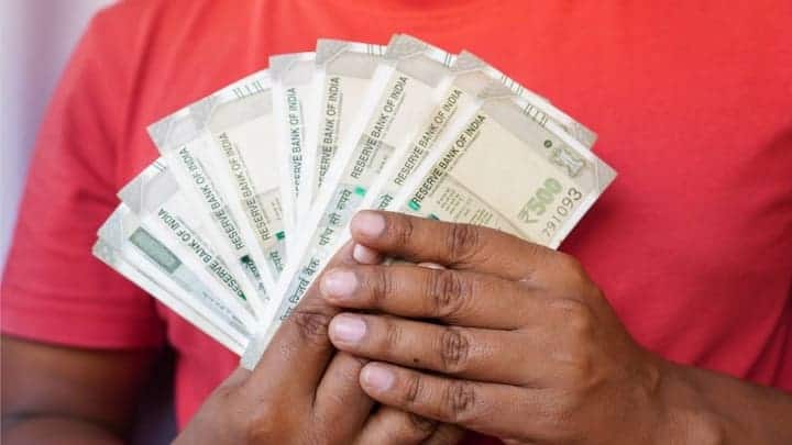 निवेशकों के मन में सबसे बड़ा सवाल यह है कि इस योजना में अधिकतम कितना रिटर्न मिल सकता है? अटल पेंशन योजना के नियमों के अनुसार, लाभार्थी को अधिकतम ₹5,000 प्रति माह की पेंशन मिल सकती है। इस योजना में, निवेशक अपनी आवश्यकता और वित्तीय क्षमता के अनुसार ₹1,000 से ₹5,000 तक की पांच अलग-अलग पेंशन योजनाओं में से उपयुक्त विकल्प चुन सकते हैं, ताकि उनके बजट पर बोझ न पड़े।