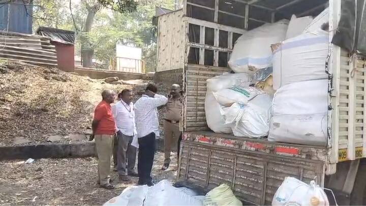 भरारी पथकाची गाडी येत असल्याचे लक्षात येताच साड्यांनी भरलेला टेम्पो चालक घटनास्थळावरून पळण्याचा प्रयत्न करू लागला. मात्र सतर्क पथकाने त्याचा पाठलाग करून वाहनासह चालकाला ताब्यात घेतले.