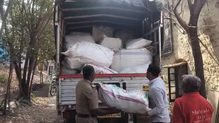 मिळालेल्या माहितीनुसार, वाशी गावात एका जावळाच्या कार्यक्रमाच्या वेळी संशयास्पद हालचालींची माहिती निवडणूक भरारी पथकाला मिळाली. त्यानुसार पथकाने तात्काळ धाड टाकली.