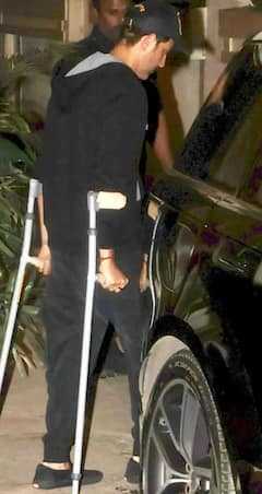 गोल्डी बहल की पार्टी में वॉकिंग स्टिक के सहारे चलते दिखे ऋतिक रोशन, अभिषेक बच्चन भी हुए स्पॉट