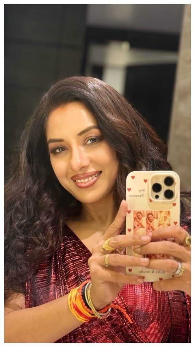 वसुंधरा अनुपमा के आगे डील करने वाली है.वसुंधरा कहेगी कि अगर अनुपमा ने उसकी बात मान ली तो वो राही, माही, अंश, परी और ईशानी को अपने परिवार का हिस्सा खुशी- खुशी बना लेगी.