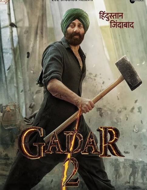 गदर 2 को को लेकर फैंस में बहुत क्रेज देखने को मिला था. लोग ट्रैक्टर लेकर फिल्म देखने पहुंचे थे.