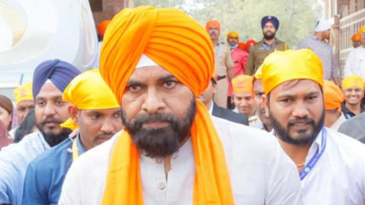Pawan Kalyan Visits Gurudwara: నాందేడ్ గురుద్వారాలో చాదర్ సమర్పించిన పవన్ కళ్యాణ్.. వెంట మహారాష్ట్ర సీఎం ఫడ్నవిస్