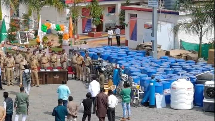 सोलापुरातील मद्रे गावात अवैध पद्धतीने सुरु असलेला बनावट देशी दारूचा कारखाना सापडला .