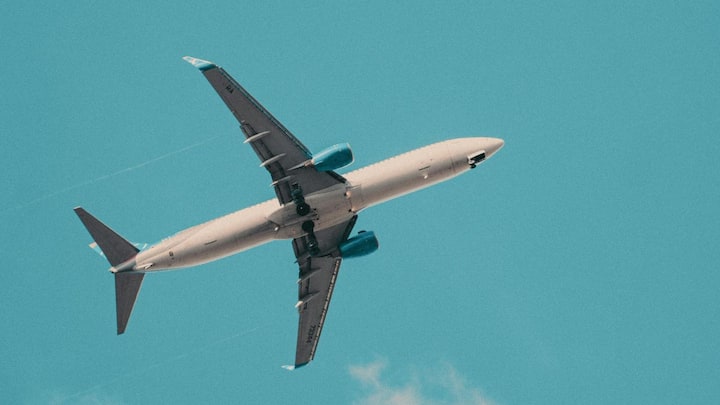 हवाई जहाज से यात्रा करना आज भी बहुत से लोगों के लिए खास अनुभव होता है. जो लोग सफर कर चुके हैं, उन्होंने गौर किया होगा कि दुनिया की लगभग हर बड़ी एयरलाइन के विमान सफेद रंग के ही होते हैं. भले ही उन पर अलग-अलग रंगों की ब्रांडिंग हो, लेकिन मूल रंग अधिकतर सफेद ही रहता है. इसके पीछे सिर्फ डिजाइन नहीं, बल्कि सुरक्षा, विज्ञान और खर्च से जुड़े कई ठोस कारण हैं.