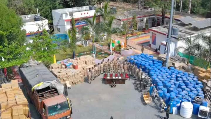 बनावटी दारू वाहतूक करण्यासाठी अगदी सिनेमाप्रमाणे माल ट्रक तयार करण्यात आला होता .ज्या ठिकाणी भंगाराच्या खाली दारू लपवण्यात येत होती .