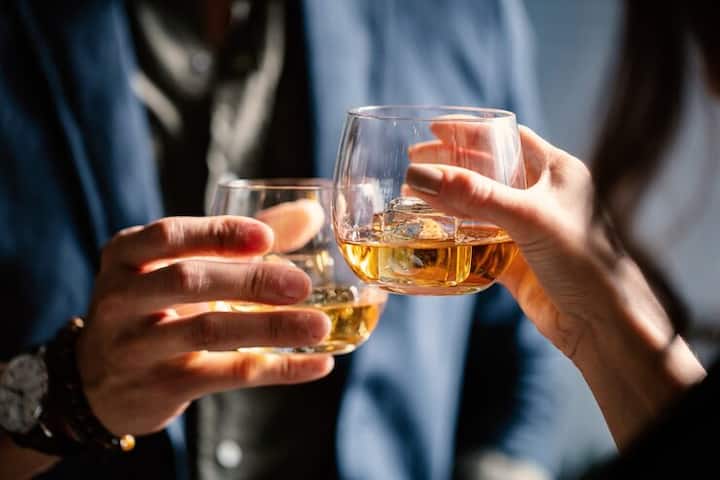 जब शरीर में एक साथ बड़ी मात्रा में अल्कोहल प्रवेश करता है, तो लिवर उसे प्रोसेस नहीं कर पाता, जिससे लिवर की कोशिकाओं को गंभीर नुकसान पहुंचता है। विशेषज्ञ स्पष्ट रूप से चेतावनी देते हैं कि आप कितने दिन अल्कोहल नहीं पीते, उससे कहीं अधिक महत्वपूर्ण यह है कि जब आप पीते हैं तो कितनी मात्रा में और कितनी जल्दी पीते हैं।