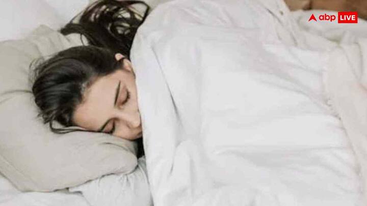 जब किसी को जुकाम, एलर्जी या साइनस की समस्या होती है, तो नाक से सांस लेना मुश्किल हो जाता है. ऐसे में व्यक्ति मुंह से सांस लेने लगता है. मुंह खुला रहने के कारण सोते समय लार बाहर टपकने लगती है. सर्दी-जुकाम के दिनों में यह समस्या ज्यादा बढ़ जाती है.