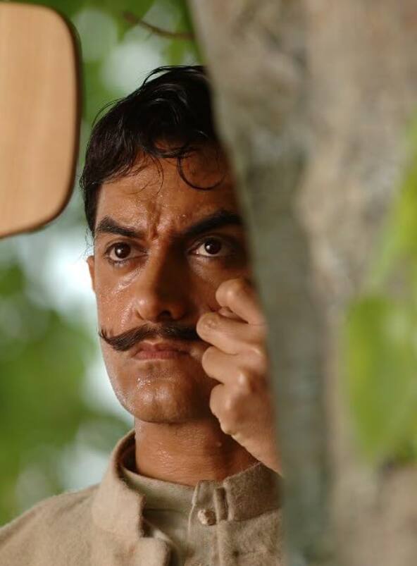 The role of Aamir Khan and Daljeet 'DJ' Singh in the film is very effective. His journey from a young man full of fun and carefree to a responsible and change-oriented person is simple and heart-touching. Aamir's calm but powerful acting is the heart of this film and adds to the fun of watching it.