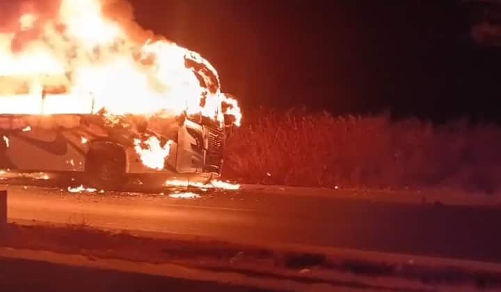 सर्व प्रवासी सुखरूप असल्याची माहिती पोलिसांनी दिली. ही खाजगी बस पुण्यावरून यवतमाळच्या दिशेने जात होती.