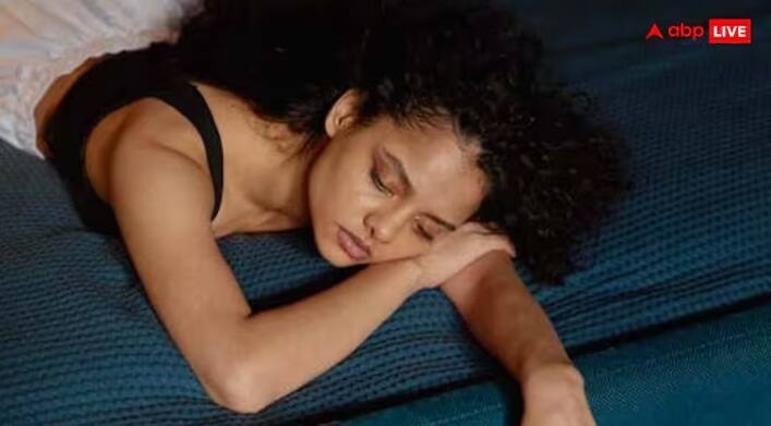 જે લોકો ઘણીવાર ઉંધા સૂતા હોય છે તેમને લાળ પડવાની શક્યતા વધુ હોય છે. આ સ્થિતિમાં મોઢું સંપૂર્ણપણે બંધ થતું નથી અને મોઢામાં લાળ બહાર નીકળે છે. જો તમને પીઠ પર સૂવાની આદત છે તો આ સમસ્યા નોંધપાત્ર રીતે ઘટાડી શકાય છે.