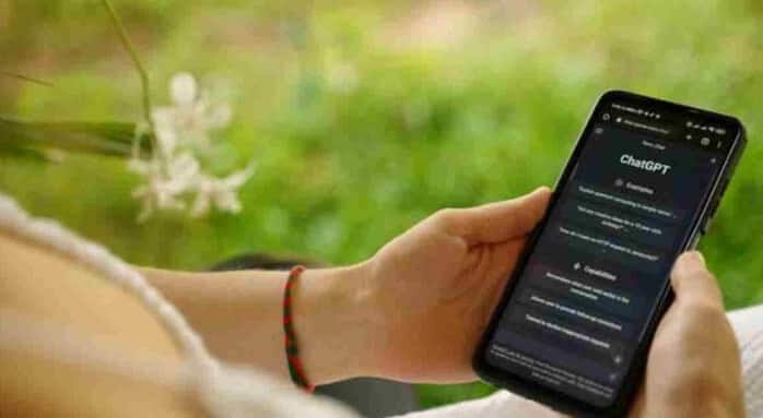 ChatGPT New Feature: OpenAI એ ChatGPT યુઝર્સ માટે એક નવી સિસ્ટમ શરૂ કરી છે જે આપમેળે અનુમાન લગાવશે કે યુઝર્સ સગીર છે કે નહીં. આ ફીચરનો હેતુ 18 વર્ષથી ઓછી ઉંમરના લોકો માટે ChatGPT ને વધુ સુરક્ષિત બનાવવાનો છે. કંપની કહે છે કે જો કોઈ એકાઉન્ટ સગીર વયના યુઝર્સનું હોવાનું ઓળખાય છે તો ચોક્કસ કન્ટેન્ટ પ્રતિબંધો આપમેળે લાગુ થશે. OpenAI આને બાળકો અને કિશોરોને ઑનલાઇન સુરક્ષિત રાખવા તરફ એક મહત્વપૂર્ણ પગલું માને છે.