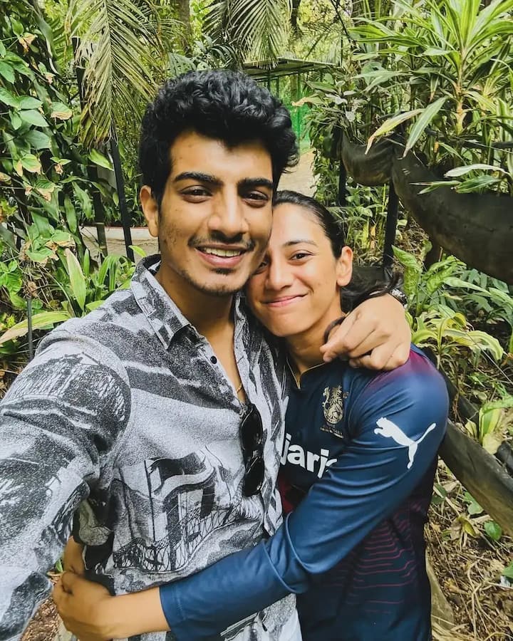 लग्न मोडण्यामागे अनेक तर्क वितर्क लावले जात आहेत.   या गोष्टीला दोन महिने उलटले. परंतु, दोघांची अजूनही चर्चा सुरू आहे.  अलिकडेच स्मृती मानधना हिचा मित्र विज्ञान माने याने पलाश मुच्छलवर गंभीर आरोप केले आहेत.