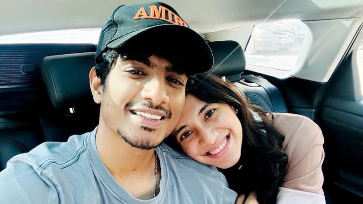 इन्स्टाग्राम अकाऊंटवर पलाशने स्मृतीसोबतचे अनेक फोटो शेअर केले होते. दरम्यान, ब्रेकअपच्या दोन महिन्यांनंतर पलाशने दोघांचे फोटो डिलिट केले.