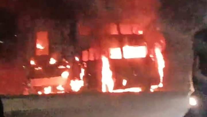 Jalana Bus Fire: जालन्यात खाजगी ट्रॅव्हल्स बसला अचानक भीषण आग लागल्याची घटना घडली.
