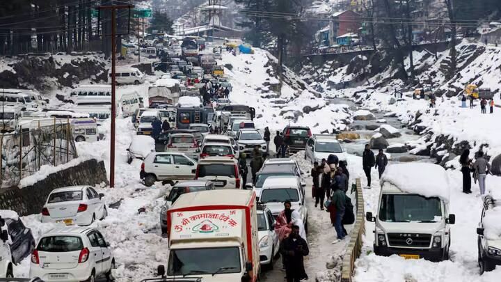 Vehicles remain stuck in long traffic jams in Manali after heavy snowfall blocked roads and highways, leaving hundreds of tourists stranded in sub-zero conditions. (Image Source: PTI)
