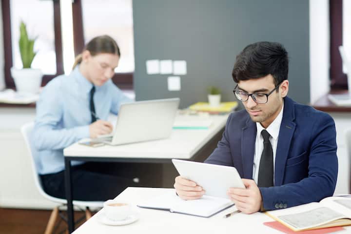 उम्मीदवारों का चयन शॉर्टलिस्टिंग और पर्सनल इंटरव्यू के जरिए किया जाएगा.इंटरव्यू में उम्मीदवार के अनुभव, कानूनी ज्ञान और कार्यक्षमता को ध्यान में रखकर अंतिम चयन होगा.