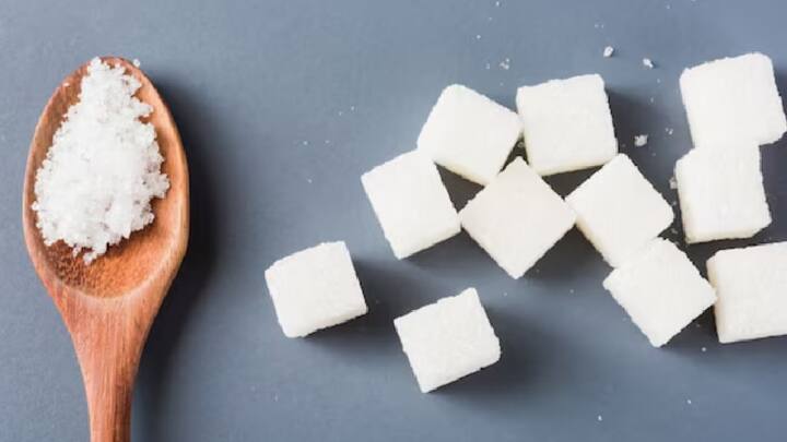 प्रतिदिन अत्यधिक चीनी का सेवन मोटापे का खतरा बढ़ाता है। इतना ही नहीं, अत्यधिक चीनी का सेवन मधुमेह जैसी बीमारियों का खतरा भी बढ़ा सकता है।