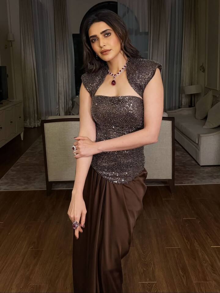 करिश्मा ने बताया कि उनके दोस्त इंडस्ट्री का हिस्सा नहीं थे. इसलिए उन्होंने किसी को भी इस बारे में बताना ठीक नहीं समझा. धीरे-धीरे खुद को समझाया और इससे बाहर आईं.