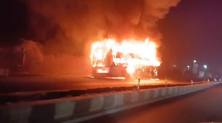 सदर घटनेत संपूर्ण खाजगी बस जळून खाक झाली.