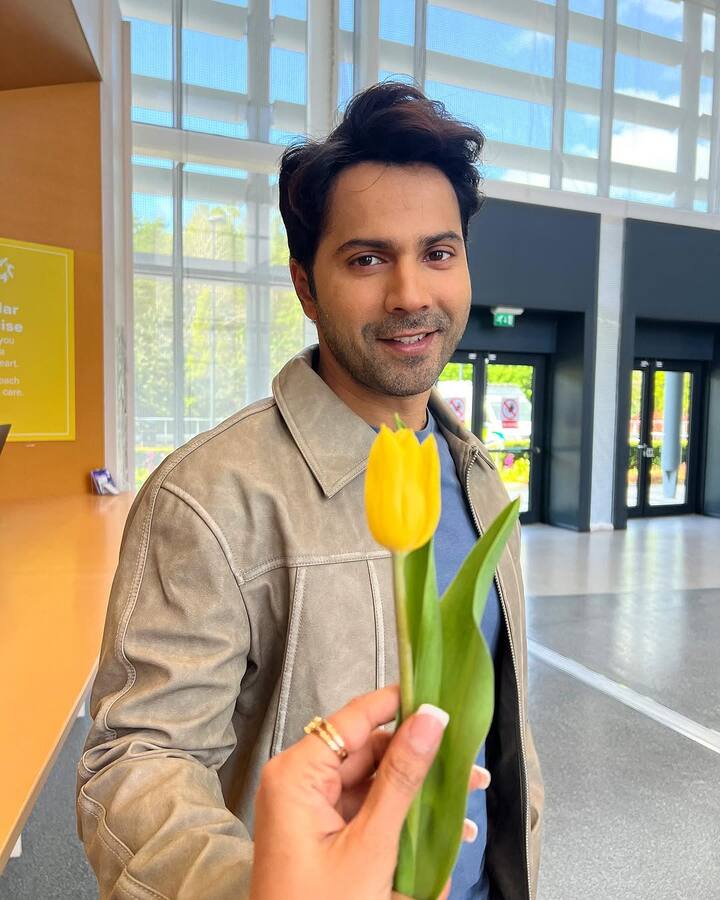 मेट्रोच्या कोचमध्ये ग्रॅब हँडलला लटकून पुल-अप करतानाचा त्याचा व्हिडीओ सोशल मीडियावर मोठ्या प्रमाणात व्हायरल झाला असून, यामुळे चाहत्यांमध्ये संमिश्र प्रतिक्रिया उमटताना दिसत आहेत.