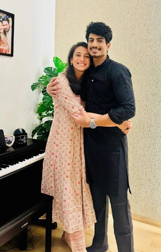 Smriti Mandhana Palash Muchhal Breakup: भारतीय क्रिकेटपटू स्मृती मानधना आणि गायक दिग्दर्शक पलाश मुच्छल यांचं  2025 साली लग्न ठरलं होतं. मात्र, त्यांचं लग्न मोडलं.