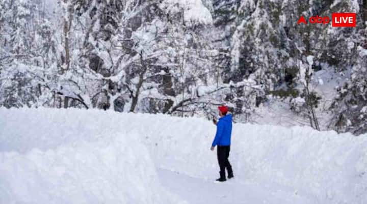 बर्फ में फंसने के दौरान कई बार कपड़े गीले हो जाते हैं. बहुत से लोग ठंड से बचने के लिए वही गीले कपड़े पहने रहते हैं, लेकिन यह बहुत खतरनाक होता है।गीले कपड़ों से शरीर की गर्मी तेजी से निकलती है और हाइपोथर्मिया का खतरा बढ़ जाता है, जिससे इंसान की जान भी जा सकती है. अगर कपड़े गीले हो जाएं तो उन्हें तुरंत उतारें, शरीर को हिलाएं-डुलाएं, हल्की एक्सरसाइज करें और आग जला कर खुद को गर्म रखने की कोशिश करें.