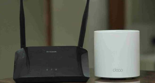 कुछ लोग अपने वाईफाई राउटर को फ्रिज या टीवी के पीछे छिपा देते हैं। इलेक्ट्रॉनिक उपकरणों के संपर्क में आने से सिग्नल और भी कमजोर हो जाता है। इसलिए राउटर को घर के बीचोंबीच किसी ऊँची जगह पर रखें। इससे पूरे घर में सिग्नल का संचार सुनिश्चित होगा और ऊँची जगहों से आने वाली रुकावटें भी कम होंगी। अगर आप किसी बड़े घर या ऑफिस में वाईफाई का इस्तेमाल कर रहे हैं, तो आप वाईफाई एक्सटेंडर का भी इस्तेमाल कर सकते हैं, जिससे हर कोने में बेहतरीन स्पीड मिलेगी।